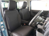 【清潔感のある運転席&助手席】隅々までクリーニングの行き届いた運転席&助手席。目立ったシミや汚れ等もございません。快適なドライブをどうぞ。