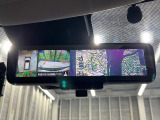 【マルチテレインモニター】車のフロントやサイドのカメラ画像を同時にモニター表示することで、悪路や狭い道を走行時でも周囲の状況確認ができ安心!本格SUVにうれしい装備です♪