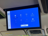 【14インチ フリップダウンモニター】大画面モニターで後席でもエンタメをお楽しみいただけます。小さなお子様にも大人気の装備です♪