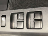 パワーウィンドのスイッチです。運転席に座りながら、助手席や後席の窓を開け閉めできるので大変便利ですよ。