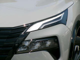ヘッドライトはLEDなのでとても明るく、広い範囲に照らしてくれます。夜間の運転の安全も高めてくれます。
