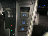 指先でパーキングブレーキの操作ができます。ブレーキホールドもついているので停止中に、ブレーキペダルから足を離しても停止状態を維持し続けてくれます。信号待ちなどの際に非常に便利です。