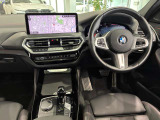 コックピットは、BMWらしくセンター・コンソールがドライバーに向けて傾けられた設計になっています。