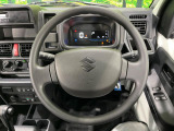 インテリアに合わせたデザインのステアリングは、運転される方のことも考え、運転しやすい形状、大きさです。是非一度、実際に触ってお確かめください。