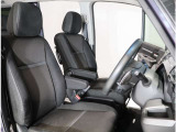 ゆったりした運転席・助手席です。運転席はシートハイトアジャスターつきで高さ調整が可能ですので、いろいろな方のドライビングポジションに合いますね♪