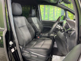 運転席シート廻りは使用感も少なく、良好な状態となっています。前オーナー様が丁寧に使っていたことがよくわかりますね。