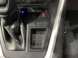 【電動パーキング】ボタンひとつでパーキングON。女性の方や運転に慣れていない方にも安心.