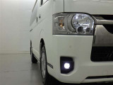 明るいライトが夜道を明るく照らしてくれます。 運転する上で、道路状況をいかに早く認識できるか重要なポイントです。 白色光が暗い道も明るく照らしてくれますよ。