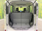 普段のお買い物や通勤、送迎等に十分な荷室スペースを確保しております。セカンドシートを倒すと、大きな荷物の積載も可能です♪