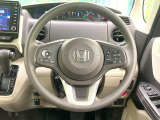 インテリアに合わせたデザインのステアリングは、運転される方のことも考え、運転しやすい形状、大きさです。是非一度、実際に触ってお確かめください。