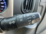 車外の明るさに応じでライトを点灯、消灯してくれるオートライト機能です☆お天気の良い昼間のトンネル走行などオートにしてると便利で安心です☆エンジン停止時にライトの消し忘れも無くなります☆