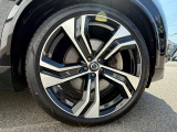 5ダブルスポーク 9.0J&times;22インチ ダイヤモンドカット/ブラック 275/35R22 ピレリを装着