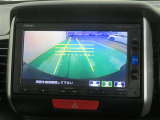 車両後方の映像を映すバックモニター。進路を確認しながら安全に車庫入れできます。