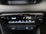 オートエアコンです。車内を設定温度に保ち、快適空間をキープします。