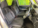 運転席まわりには十分なスペースがあり、大柄な方でもゆったり運転していただける環境です。