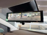 後席の荷物や乗員に遮られないクリアな後方視界を実現。スイッチ一つで通常の鏡面と切替可能です!