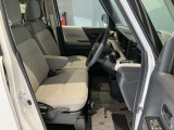 運転席、助手席です。座面も広くゆったりと座れてアームレストも付いているので重宝します。