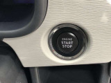 エンジンスタートスイッチです。キーが車内にあれば、エンジンの始動や停止はスイッチを押すだけ!キーを取り出す手間を省き、ワンプッシュで操作できるので簡単でスムーズです。