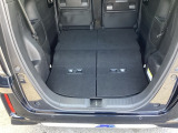 後席の操作がしやすく、荷物の量や大きさに合わせてスムーズにシートアレンジが行えます。