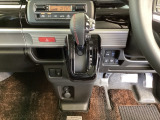 足元スッキリ、インパネシフトです。パーキングブレーキはフットブレーキタイプなので、運転席と助手席の間がスッキリしています。