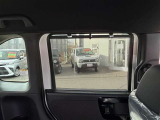 後席ドアにはロールサンシェード(日差しよけ)を内蔵!まぶしい直射日光を遮り、車内のプライバシー保護にも役立ちます。