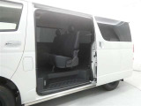 【両側パワースライドドア】両側パワースライドドア付きだから、狭い駐車スペースなどでの 乗り降りラクラク!小さなお子さまのいるご家庭には嬉しい装備。