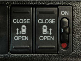 【両側パワースライドドア】両側がパワースライドドアになっており、運転席のスイッチやスマートキーでも開閉が可能です!開口部も広いので乗り降りも楽々♪