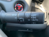 ■オートライト■車外の明るさに応じて、自動的にライトの点灯・消灯をしてくれます。トンネルが続くような道でも、いちいちライトスイッチを操作する必要がありません。消し忘れの心配もありません。