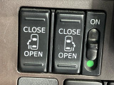 【両側パワースライドドア】スマートキーや運転席のスイッチで後席両側スライドドアの開閉が可能♪電動だから力を入れてドアを開ける必要が無く、小さなお子様でも簡単に開け閉めでき快適です♪