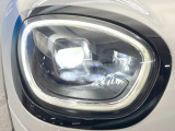 ●LEDヘッドライト:夜間走行時も良好な視界を確保し安心して運転できる高輝度LEDヘッドライトを装備!点灯速度が早く、消費電力も抑えられています。
