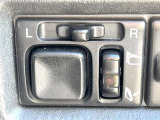 【電動格納ミラー】サイドミラーは電動格納式となっており、狭い駐車場でもキズがつくリスクを抑えられます。