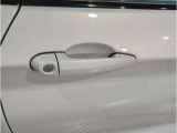 【デザインとの融合】BMWデザイナーが創り出したボディデザインを損なう事のない様に配置とデザインに拘っています。ドアノブについてもBMWの拘りに妥協はありません。