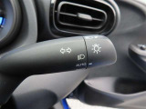 スイッチをオートに設定しておけば、車外の明るさに応じて自動的にヘッドランプを点灯・消灯します。夕暮れ時やトンネルの続く山道などを走行する時に便利なコンライトを装備しています。