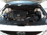「SKYACTIV-G(ガソリン)」は、規格外の高圧縮を実現し、世界のエンジン技術者に驚きを与えました。さらに、それを維持したままノッキングの発生を抑え、熱効率を向上、走りにも寄与したエンジンです。
