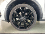 21550R18タイヤにBlackStyle専用のアルミホイールを装着しております。