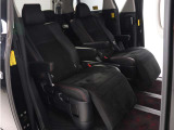 【特別仕様車限定】ハーフレザーシート!本革&ブラック人工皮革とアルカンターラシートがミックスされたハーフレザーシートです。おしゃれな色の組み合わせで高級感のある車内空間が広がっております。