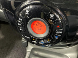 【オートエアコン】一度お好みの温度に設定すれば、車内の温度を検知し風量や温度を自動で調整。暑い&hellip;寒い&hellip;と何度もスイッチ操作をする必要はありません。快適な車内空間には必須の機能ですね♪