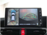 【パノラマモニター】に搭載した4つのカメラにより、車を真上から見ているような映像を表示。運転席から確認しにくい車両周囲の状況を把握できます。