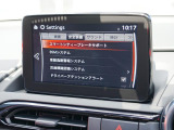こちらのお車には先進安全装備が多数搭載されています。衝突被害を回避あるいは軽減するためのブレーキや、後方死角からの接近警報、車線逸脱を防止する警報装置など、詳しくはスタッフまでお尋ねください。