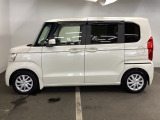 狭い駐車場でも、スライドドアならチャイルドシートへのお子さまの乗降や荷物の積載もスムーズ。とても便利な【助手席側。電動スライドドア】ドアハンドを少し引くだけでリアドアが自動開閉します。