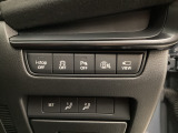 各種機能の切替スイッチは運転席パネル下に集約されています。任意で切り替え可能なため状況に合わせてお使いください。