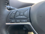 ステアリングの左側に、オーディオの操作ができるスイッチを装備しています。ハンドルから手を離さず操作できて便利です。
