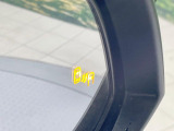 【ブラインドスポットモニター】走行中、ドアミラーの死角になりやすい箇所に後続車が接近するとサイドミラーのレンズに警告を表示!ドライバーに注意喚起をしてくれます。