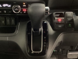 CVT車のセレクトレバーです。低速から高速まで、変速ショックのないスムーズな走りを実現するとともに、エンジン効率のよい領域を維持することで燃費にも貢献します。