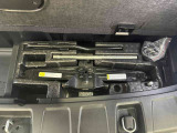 ラゲッジボードの下には、洗車グッズや工具などの小物をスマートに隠せる収納を装備。エマージェンシーキット一式も、もちろん未使用の状態で完備しています。