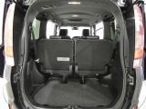 三列目シートは、折りたためますので大きなスペースが出来ちゃいます。キャンプ用品など大きな荷物もばっちり収納可能です♪