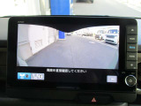 マルチビューカメラで車の周囲を映像で確認できます。駐車場や見通しの悪い交差点などナビ画面に映し出します。