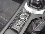 マツダコネクトを操作するコマンダーコントロールです。運転中に自然と手の触れる位置に配置されています。