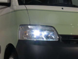 高輝度で点灯速度が速く、しかも消費電力の少ないLEDヘッドライトが装備されています!LEDの明るい光が走行中の視界の確保をサポートして、夜のドライブがより楽しく安全に運転できます♪