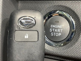 【キーフリーシステム】カバンやポケットに入れたままでもドアの施錠・解錠が可能なスマートキーを装備。エンジンのオン・オフ時もカギを取り出す必要が無いからとっても便利です♪